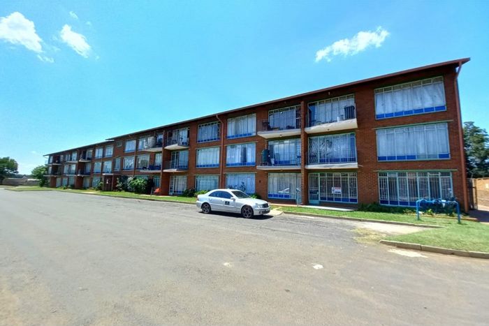 Klippoortjie Apartment For Sale: 2 Bedrooms, balcony, pet-friendly, secure parking.