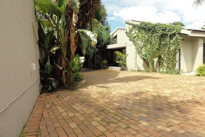 Khyber Rock House For Sale: 6 bedrooms, pool, tennis court, investment opportunity.