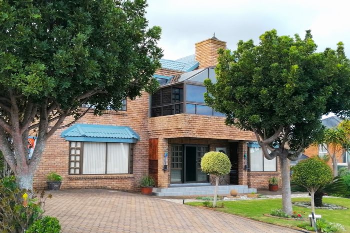 Spacious dual-living house in Stilbaai Wes with garden, garage, and income potential. For Sale.