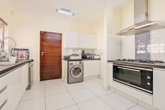 For Sale: 3-Bedroom Townhouse in Summerset with garden, security, and fiber internet.
