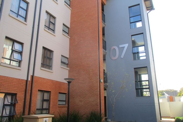 Glen Marais Apartment For Sale: 2 beds, pool, balcony, secure parking, fiber internet.