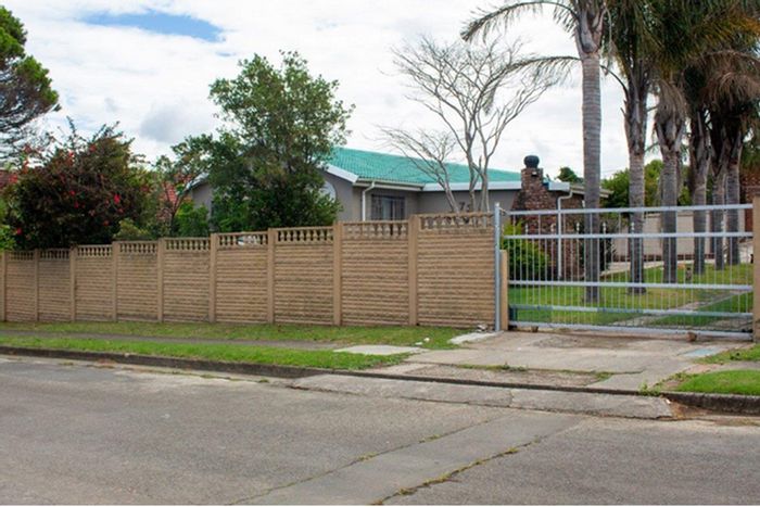 Amalinda House For Sale: 3 Bedrooms, pool, braai area, garage, granny flat.