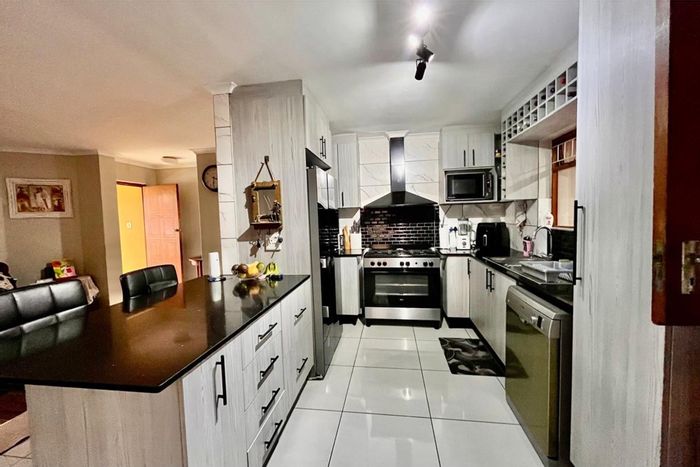 For Sale: House in Windsor Park Estate with 3 beds, double garage, built-in braai.