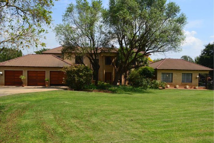 Raslouw AH House For Sale: 4 Bedrooms, pool, large yard, solar panels, parking.
