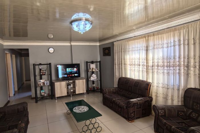 For Sale: 3-Bedroom House in Roodepan with Open Plan Living and Parking.