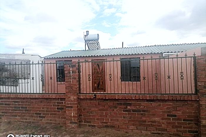 Zwide House For Sale: 2 bedrooms, spacious plot, great investment potential.