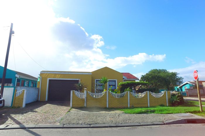 Houghton Place House For Sale: 3 Bedrooms, ample parking, pet-friendly garden, close to amenities.