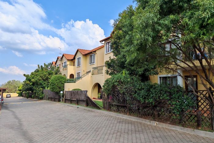 2-Bedroom Apartment To Rent in Sundowner with pool, parking, and 24-hour security.