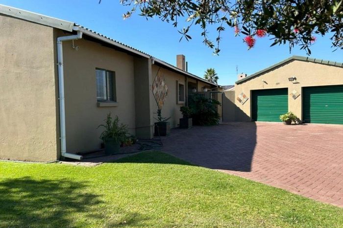 Reyno Ridge House For Sale: 3 Bedrooms, pool, entertainment room, security features.