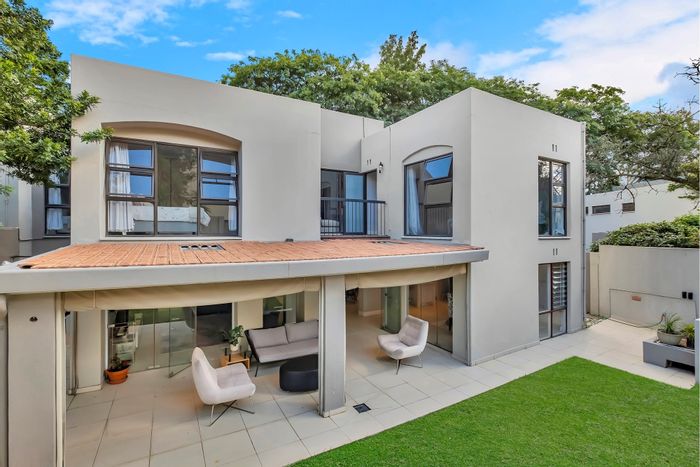 Hyde Park Townhouse For Sale: 3 beds, garden, garage, solar panels, pet-friendly.