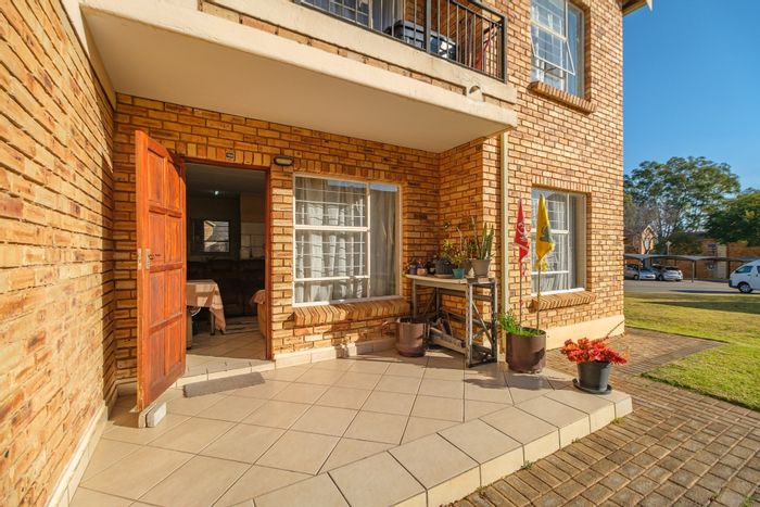 For Sale: Honeydew Apartment with 2 Bedrooms, Parking, and Communal Braai Facilities.