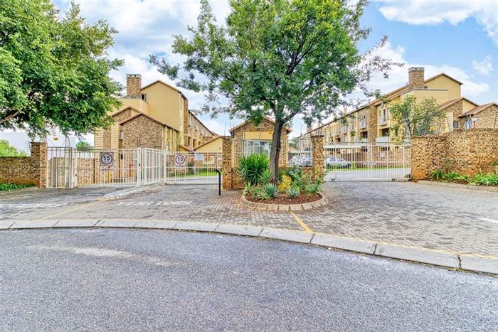 2-Bed Apartment in Halfway Gardens with private garden, pool, and 24hr security.