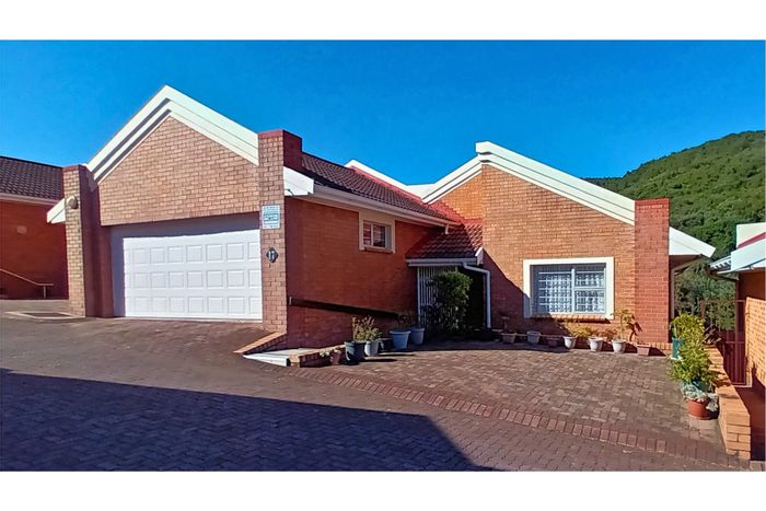 For Sale: 4-Bedroom Townhouse in Blue Bend with garden, study, and inverter system.