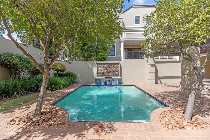 Saxonwold Apartment To Rent: 2 beds, pool, clubhouse, secure access, private garden.