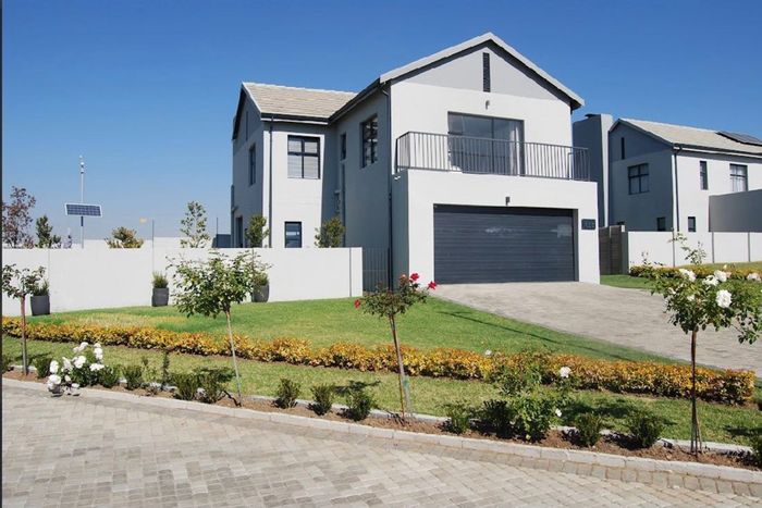 For Sale: House in Knoppieslaagte with 3 beds, solar panels, and spacious garden.