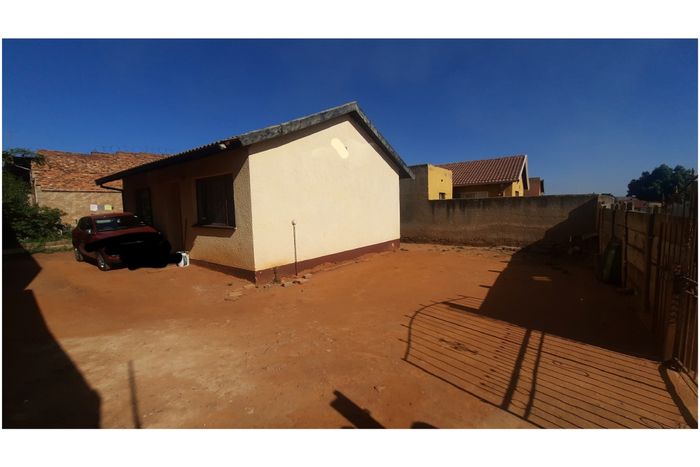 Tembisa Central House For Sale: 2 beds, 2 baths, parking for 6 vehicles.