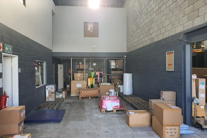 Industrial warehouse to rent in Walmer with offices, shared yard, and secure access.