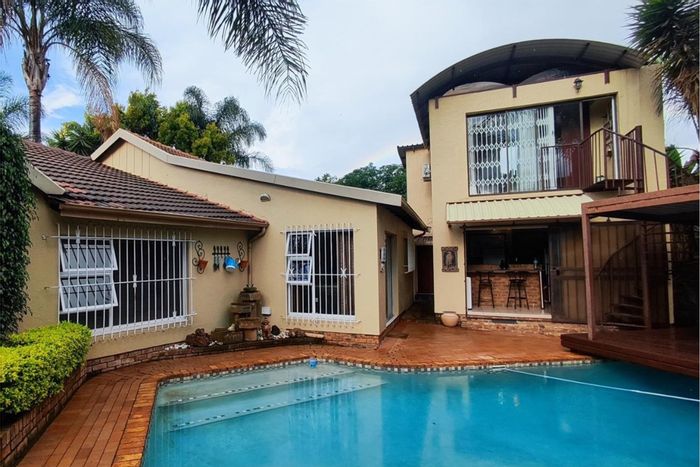 For Sale: House in Van Riebeeck Park with 4 income-generating flatlets and pool.