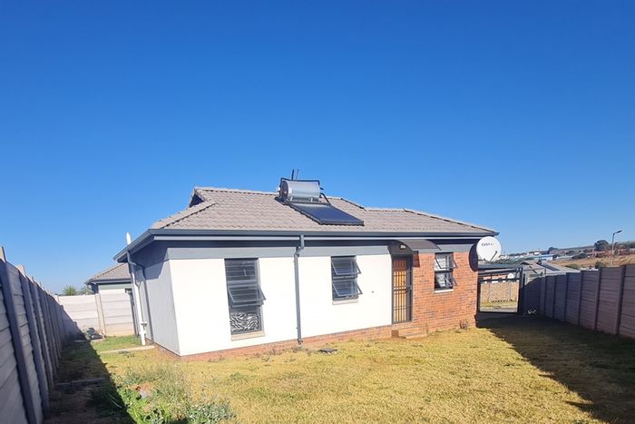 Mindalore House For Sale: 3 Bedrooms, 2 Bathrooms, Double Carport, Spacious Garden.