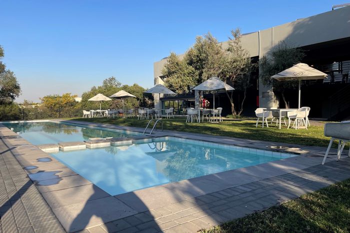 Dainfern Apartment To Rent: 3 Bedrooms, clubhouse, pool, gym, secure estate living.