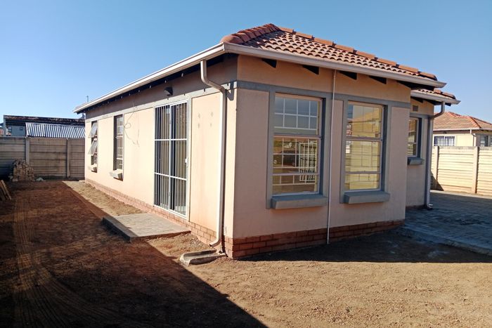 3 Bedroom House To Rent in Andeon with garden, secure parking, and 24-hour security.