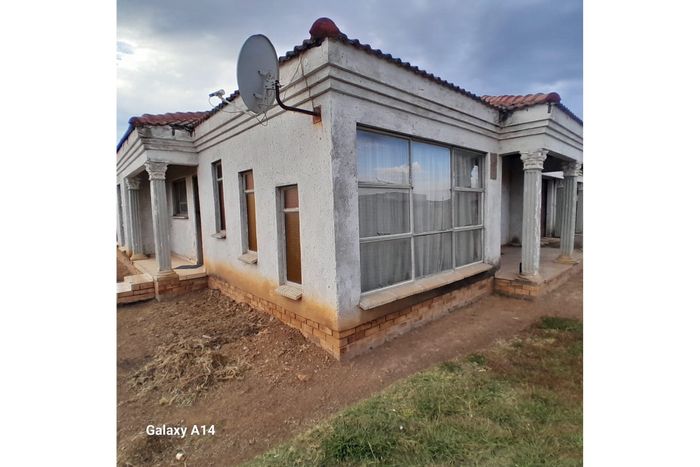 House for Sale in Hammanskraal Central: 3 bedrooms, 2 bathrooms, spacious yard.