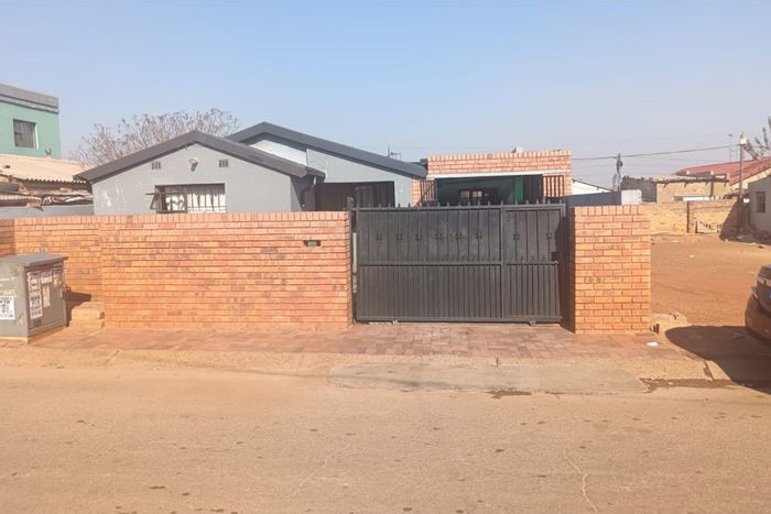 Chiawelo House For Sale: 4 bedrooms, carport, close to amenities and transport.