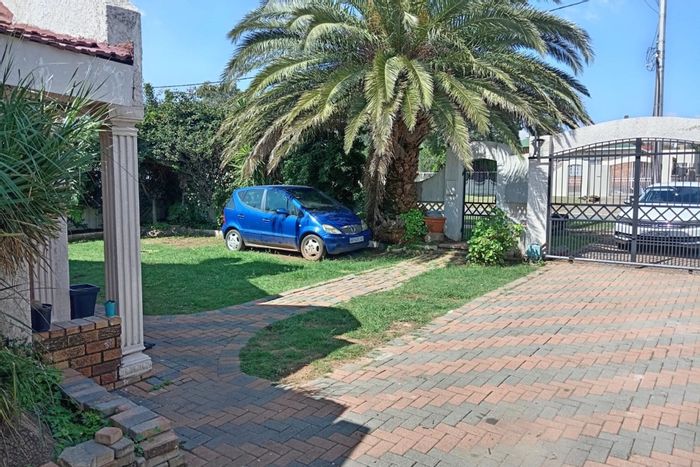 House for Sale in Regents Park: 3 bedrooms, outbuilding, electric gate, near transport.