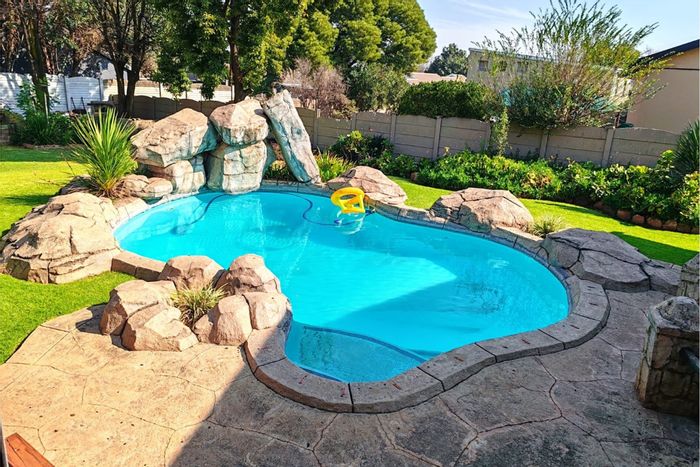 For Sale: House in Meyerton Ext 6 with off-grid features and luxury amenities.