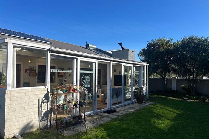 House for Sale in Sandbaai: 3 bedrooms, flatlet, garden, near Curro School.