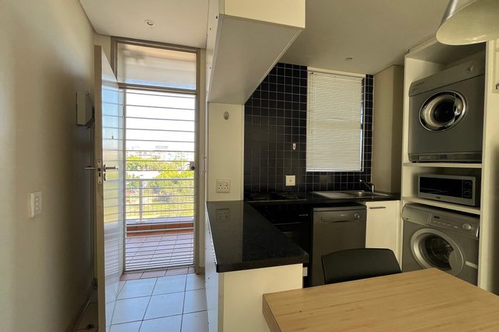 Hatfield Apartment To Rent: Furnished studio, near University, includes WiFi and security.