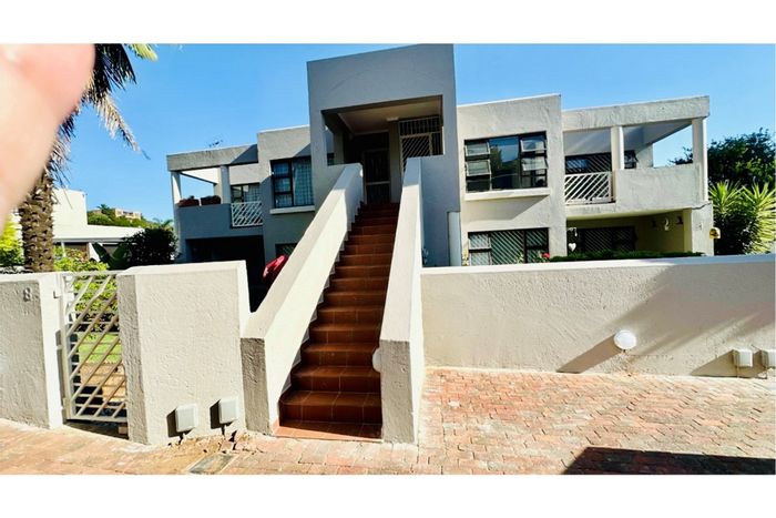 Bassonia Townhouse For Sale: 2 beds, balcony, communal pool, secure complex.