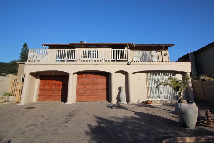 Coastal house in Tergniet for sale, features double-storey, entertainment areas, and beach access.