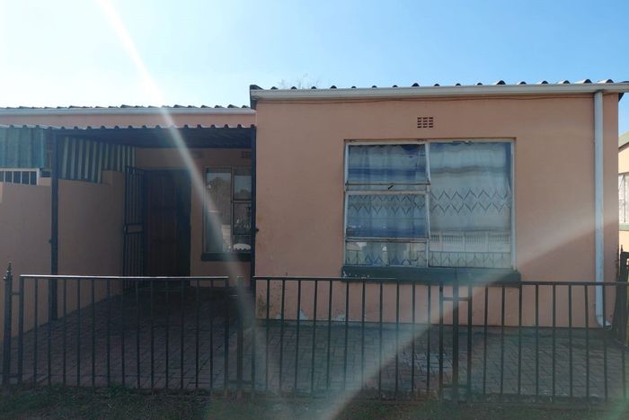 Florida Townhouse For Sale: 3 beds, tenant-occupied, large lot, parking included.