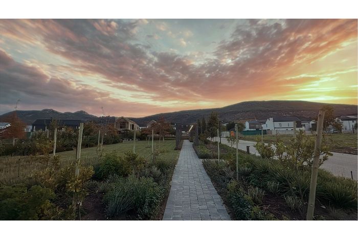 House To Rent in Lemoenkloof: 3 beds, pet-friendly, near schools and shops.