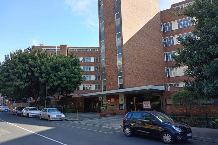 Killarney Apartment For Sale: 2 beds, pool, garden, secure parking, fiber internet.