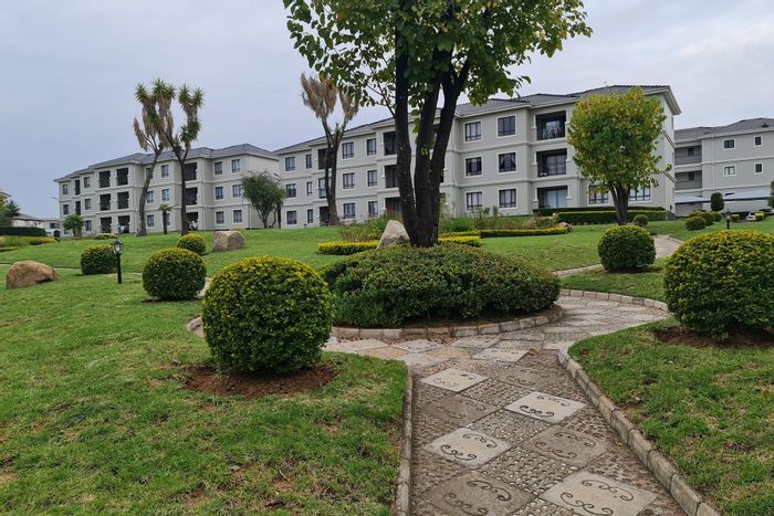 Two-bedroom apartment in Fourways with garden, tennis court, and parking. To Rent.