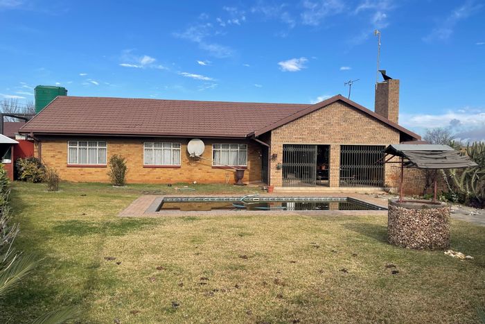 For Sale: House in Kriel Central with flatlet, pool, and spacious yard.