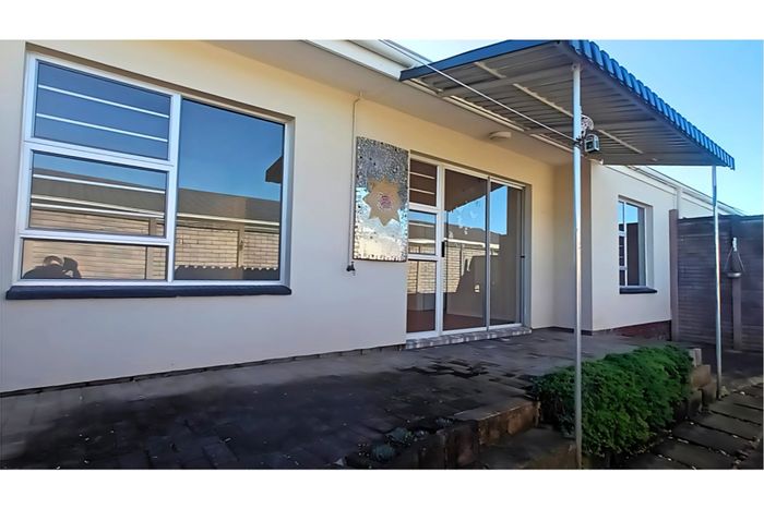 Gonubie Townhouse For Sale: 2 beds, secure complex, clubhouse access, low-maintenance garden.