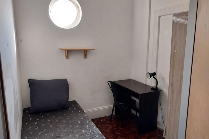North End House To Rent: Furnished room, shared amenities, includes utilities and WiFi.