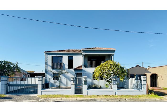 Kensington House For Sale: 4 beds, 3 baths, cottage, parking, mountain views.