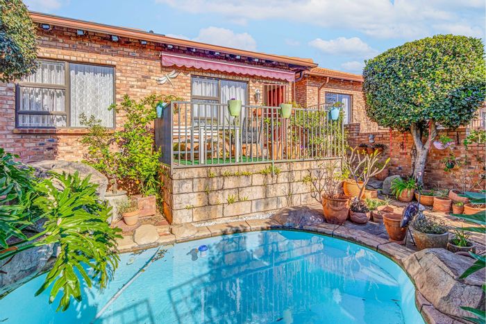 North Riding Townhouse For Sale: Solar energy, double garage, pool, and clubhouses.