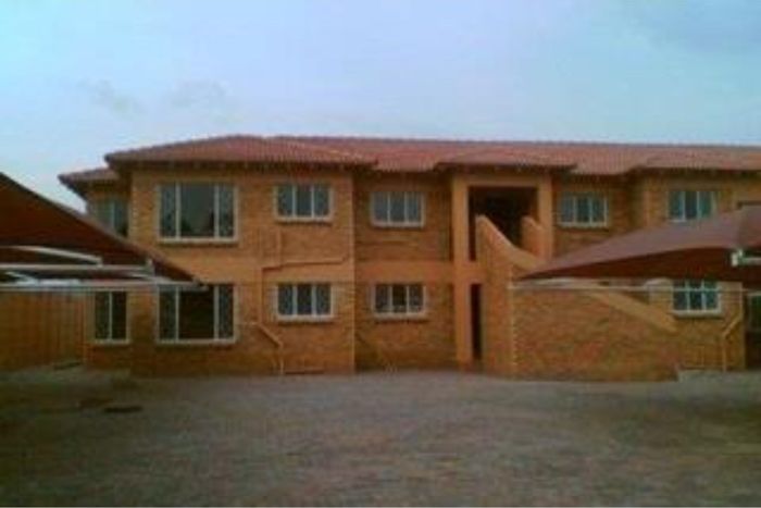 For Sale: Apartment in Cason with 2 bedrooms, secure parking, and solar security.