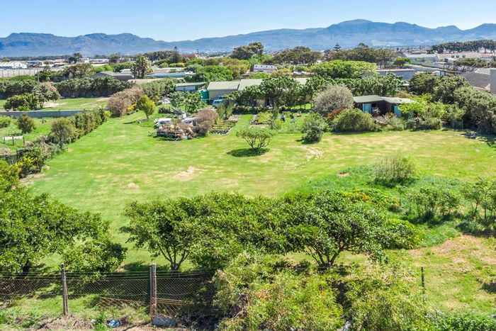 Schaapkraal Small Holding For Sale: Three dwellings, garden, plunge pool, ample parking.