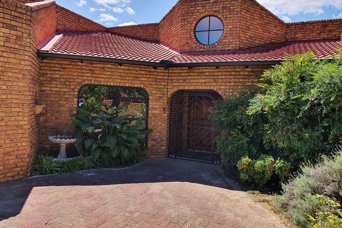 For Sale: House in Suidheuwel with pool, solar power, and spacious living areas.