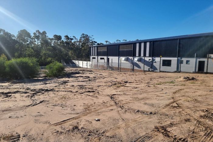 For Sale: Retail property in Fairview, prime zoning, ideal for logistics and warehousing.