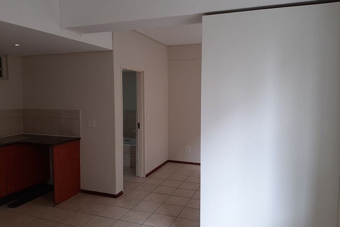 Braamfontein Apartment To Rent: 24-hour security, close to universities and transport.