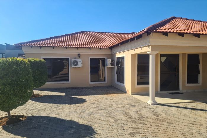 For Sale: House in Theresapark with 4 bedrooms, garage, and pet-friendly amenities.