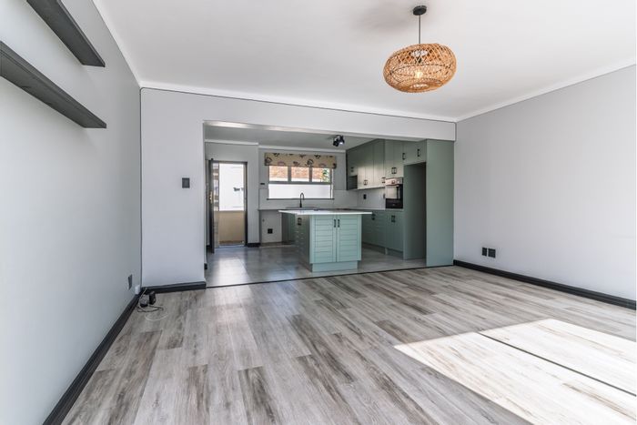 Kenilworth Apartment To Rent: 2 Bedrooms, enclosed balcony, 2 garages, fiber internet.