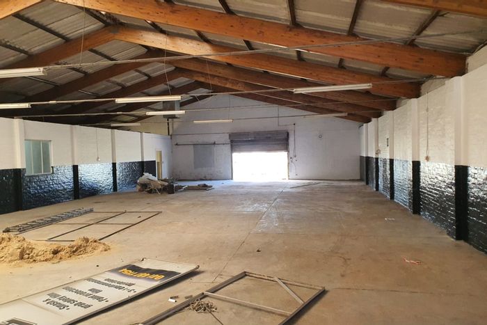 North End Industrial Warehouse To Rent: 580m2, dual access, showroom, offices, kitchen.